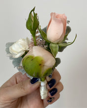 Load image into Gallery viewer, Boutonniere
